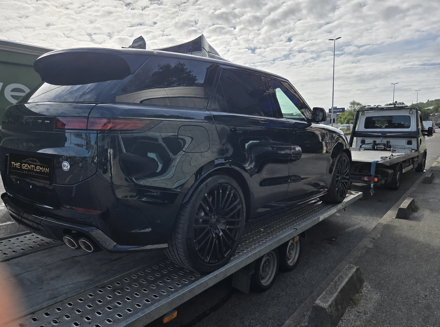 Range Rover pris en charge sur un camion plateau lors d’une mission TGD vers la Suisse